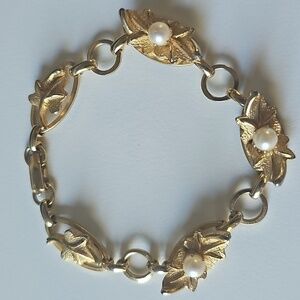 Vintage Gold-tone Link Bracelet  With Faux Pearls And Leaf Motiv